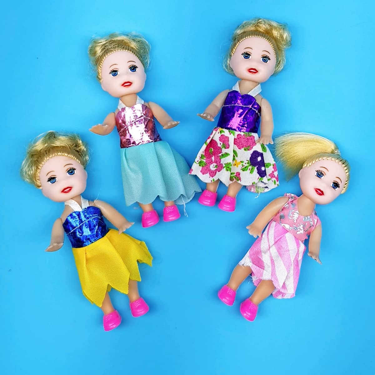 Püppchen Kleine Puppen mit niedlichen Outfits