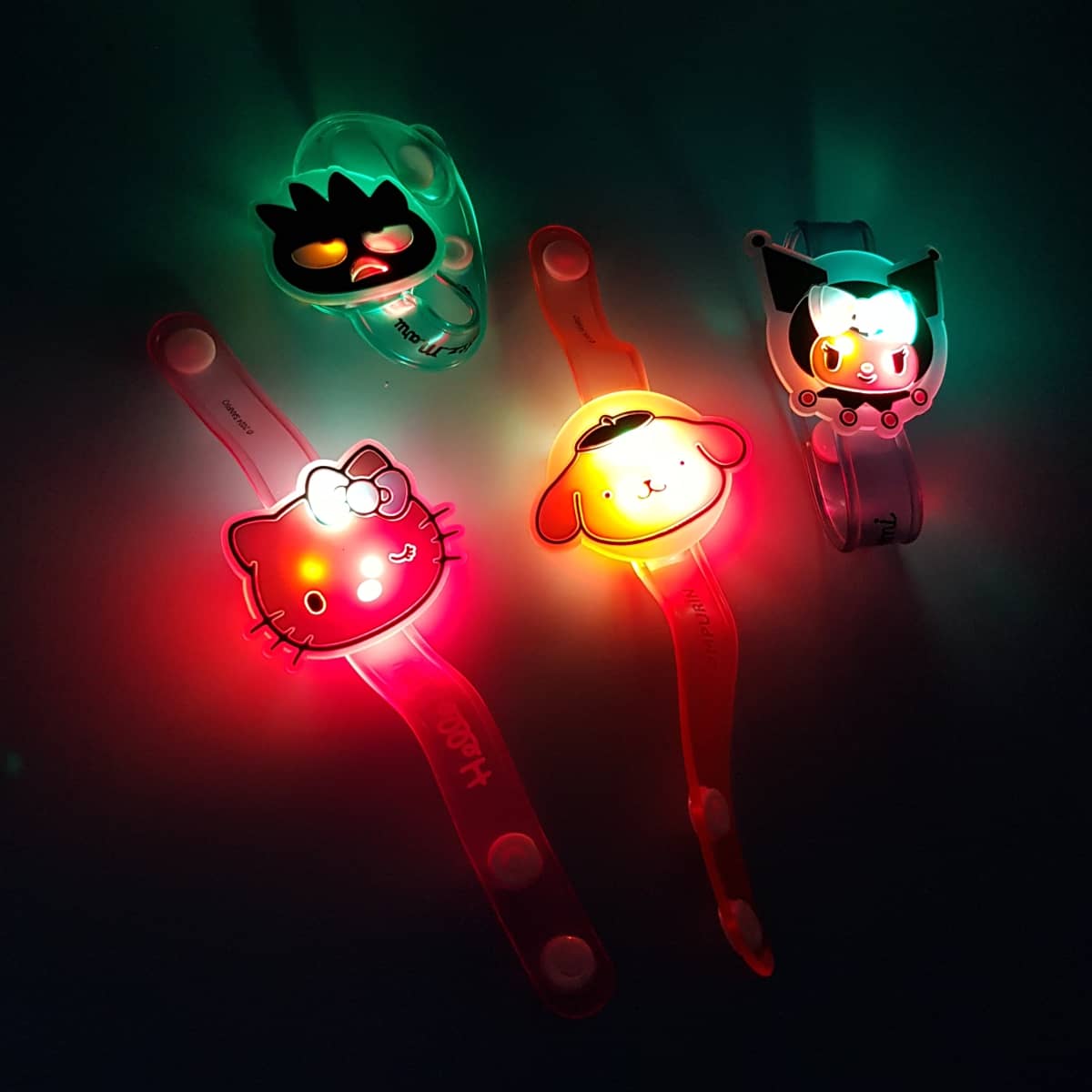 süße Armbänder mit Leuchtfunktion im Hello-Kitty-Design