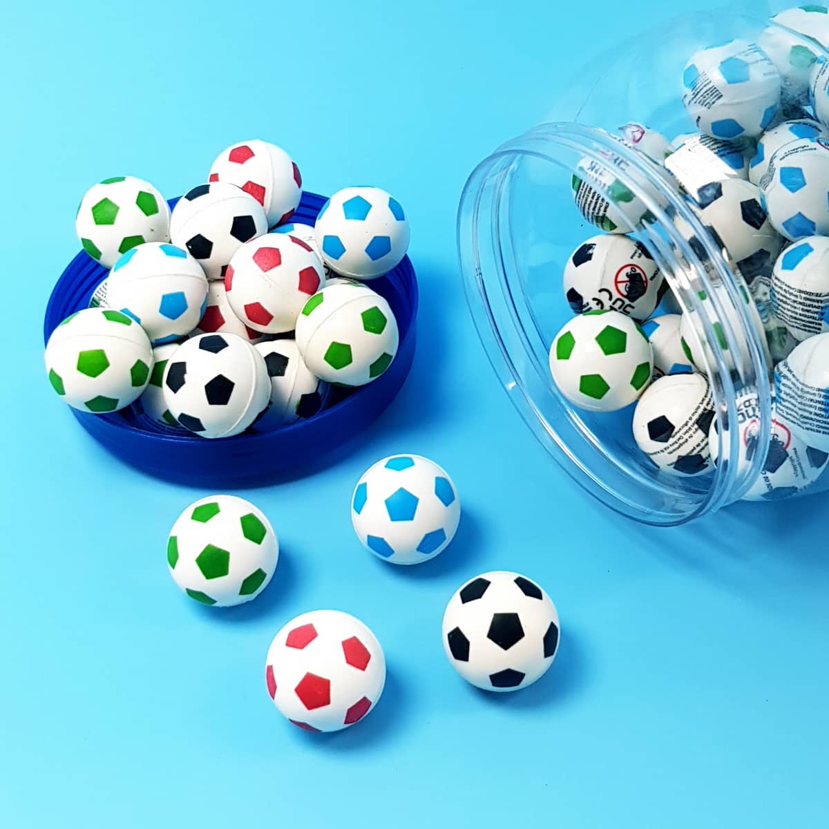Fußball-Flummis in der Dose Springbälle im Fußball-Look in praktischer Aufbewahrungsbox