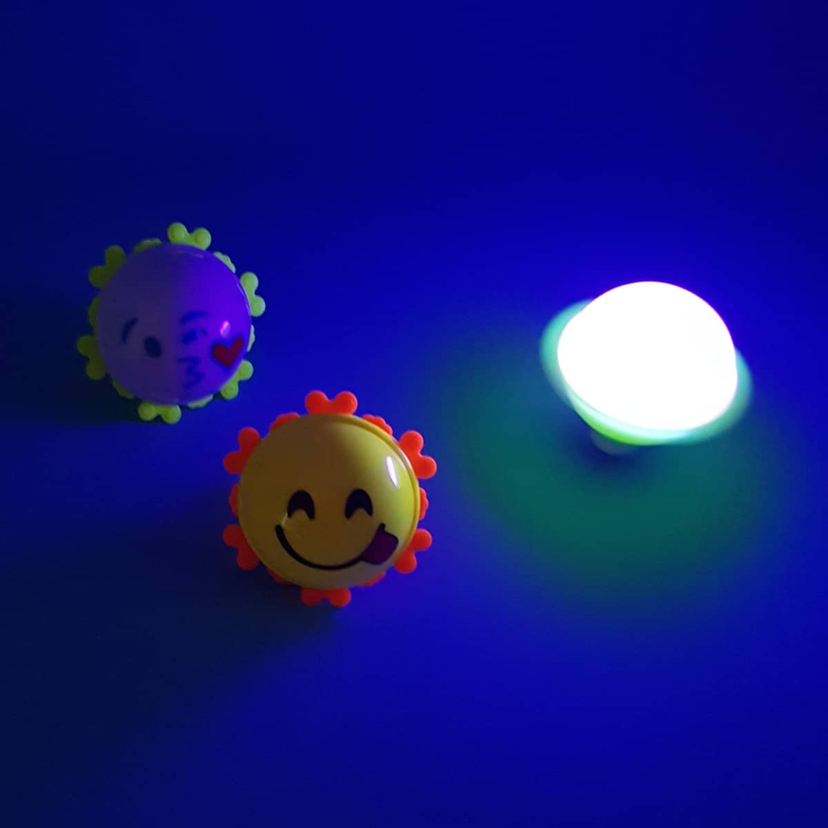 Leuchtende Smiley-Kreisel Emoji-Dreher mit LED-Lichter zum Aufdrehen